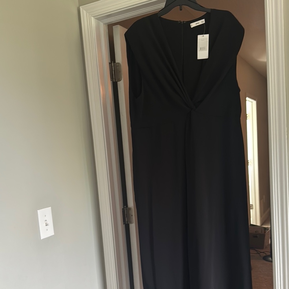 Elegant Black Sleeveless Dress